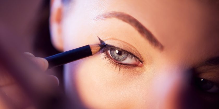 6 techniques pour réussir son trait d eye liner du premier coup