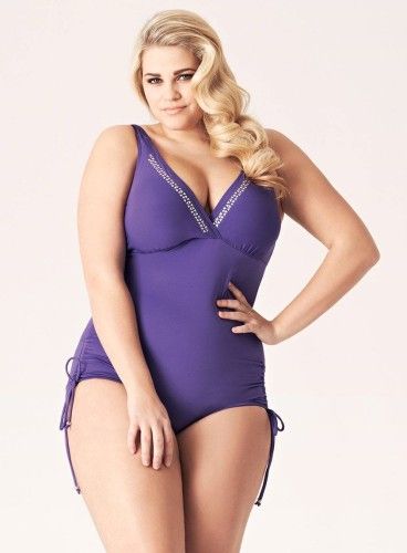 mannequin grande taille en maillot de bain