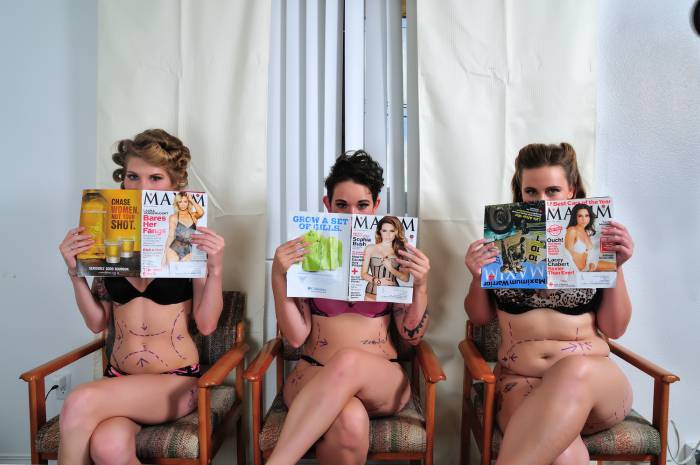 femmes rondes lisant un magazine