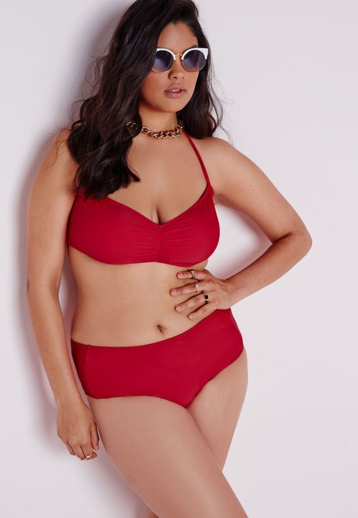 un maillot de baingrande taille rouge