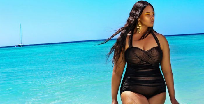 un mannequin grande taille en maillot de bain