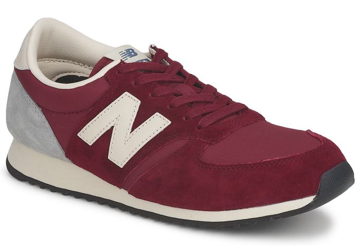 une paire de baskets new balance couleur bordeaux