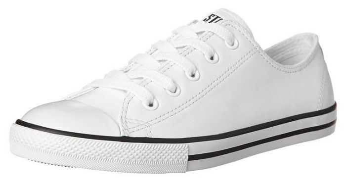 une paire de converse blanches