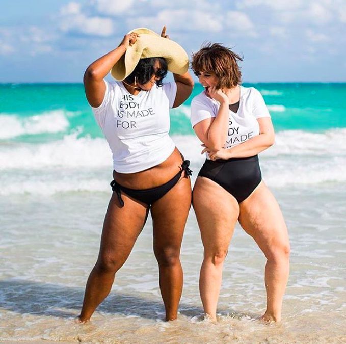 des femmes rondes à la plage