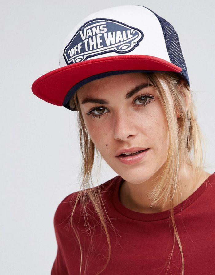 une casquette de la marque vans