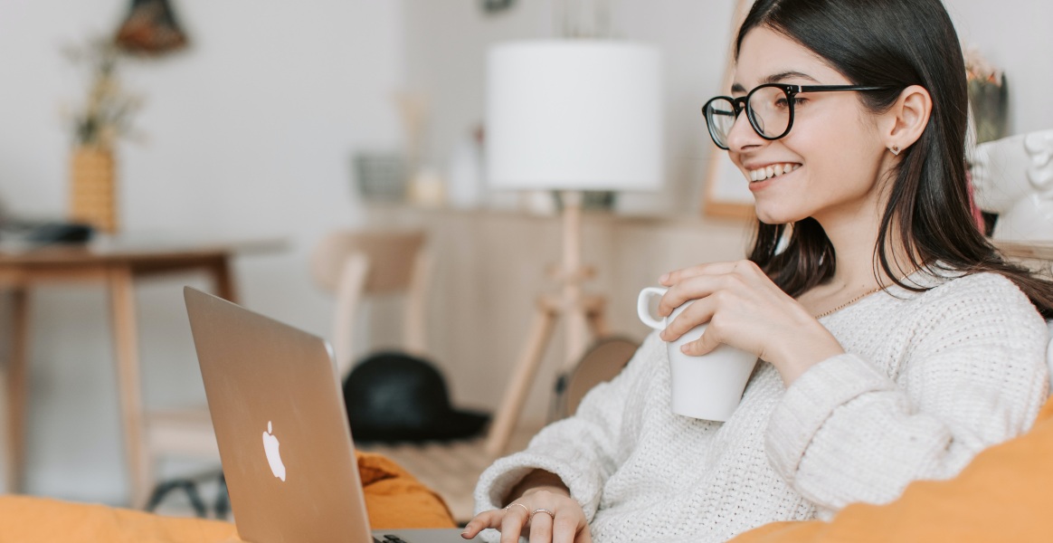 Femme heureuse travail