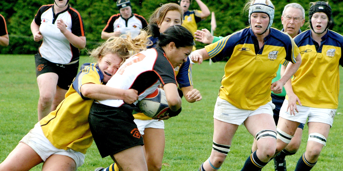 Femmes jouant au rugby.