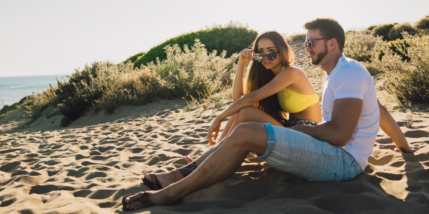 Mater à la plage couple