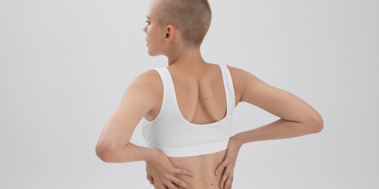 Cancer du sein : 7 postures et automassages pour renouer avec son corps en douceur